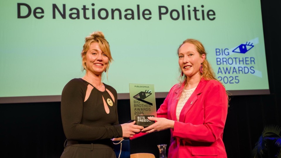 Marjolein Louwerse en iemand die de Big Brother Award aan haar uitreikt