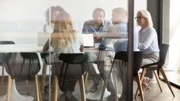 De kracht van het gesprek: waarom dialoog onmisbaar is voor integriteit