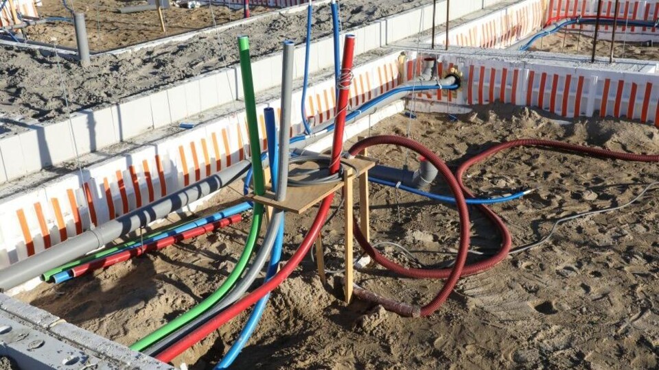 Stroomkabels en leidingen bij een nieuwbouwhuis. 