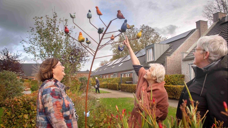 Bewoners van de Knarrenhof in Zwolle bij een zelfgemaakt kunstwerk