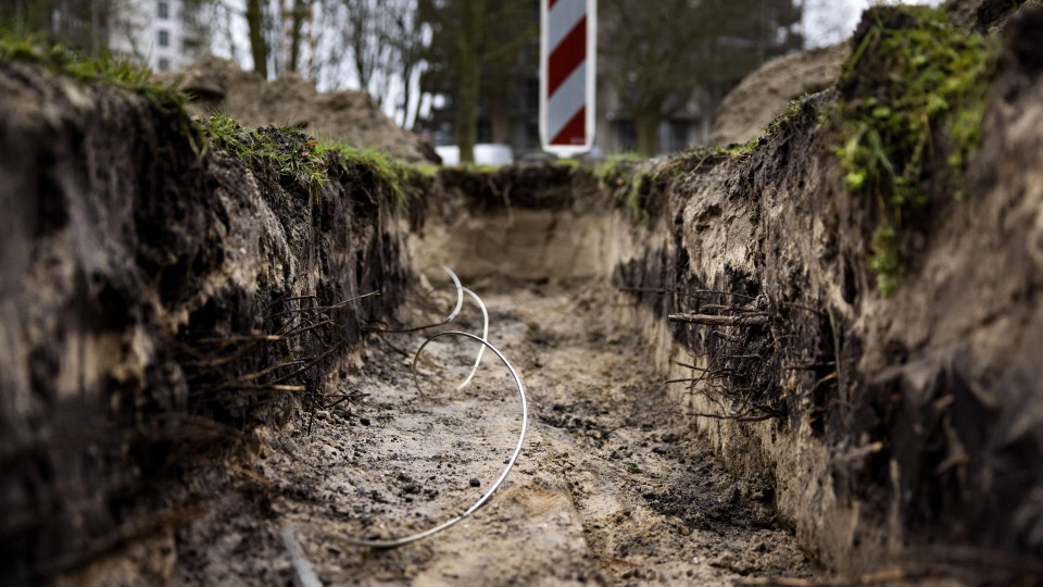 De regionale netbeheerder Liander legde begin dit jaar nieuwe kabels in Haarlem.