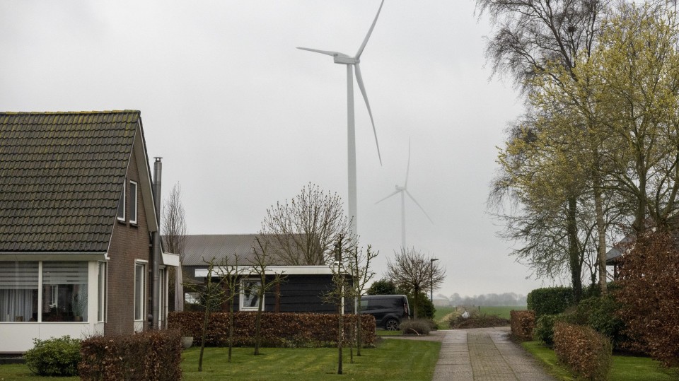 Windmolens achter een woning in het oud-veenkoloniale dorp Nieuw-Buinen in Drenthe.