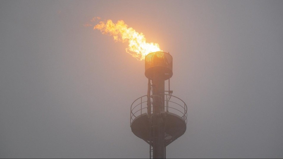 De altijd brandende gasvlam bij een opslag van de NAM in het Groningse dorp Grijpskerk.