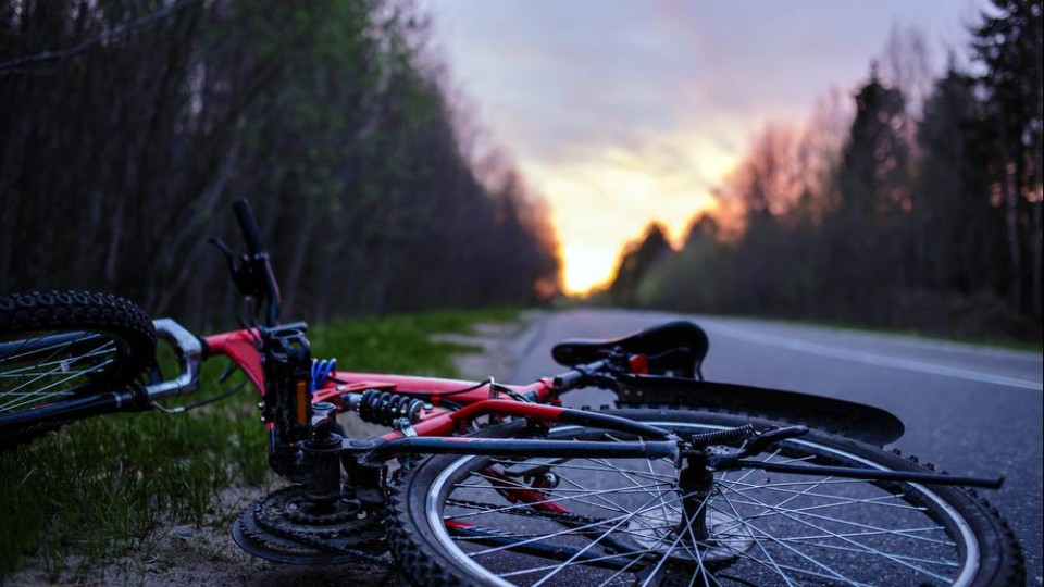 Fiets ligt op weg