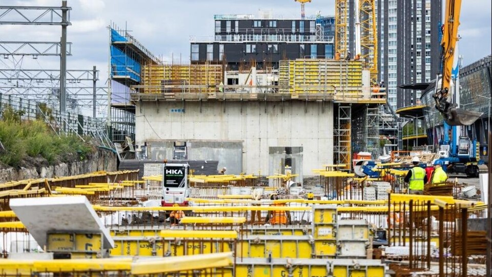 Nieuwbouw langs het spoor in Den Haag.