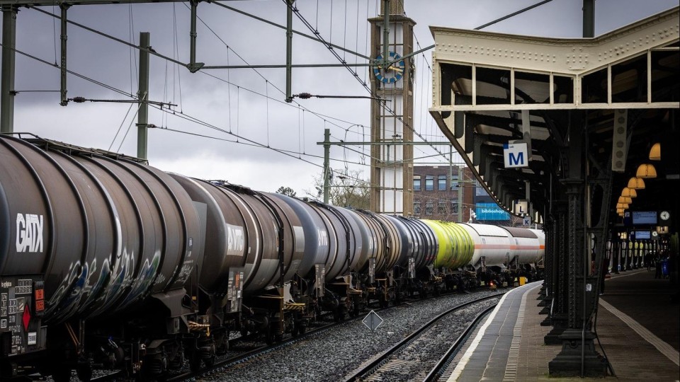 Spoorvervoer door DB Cargo bij het treinstation van Hengelo.