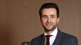 Besturen met bier, frikandellen én stropdas