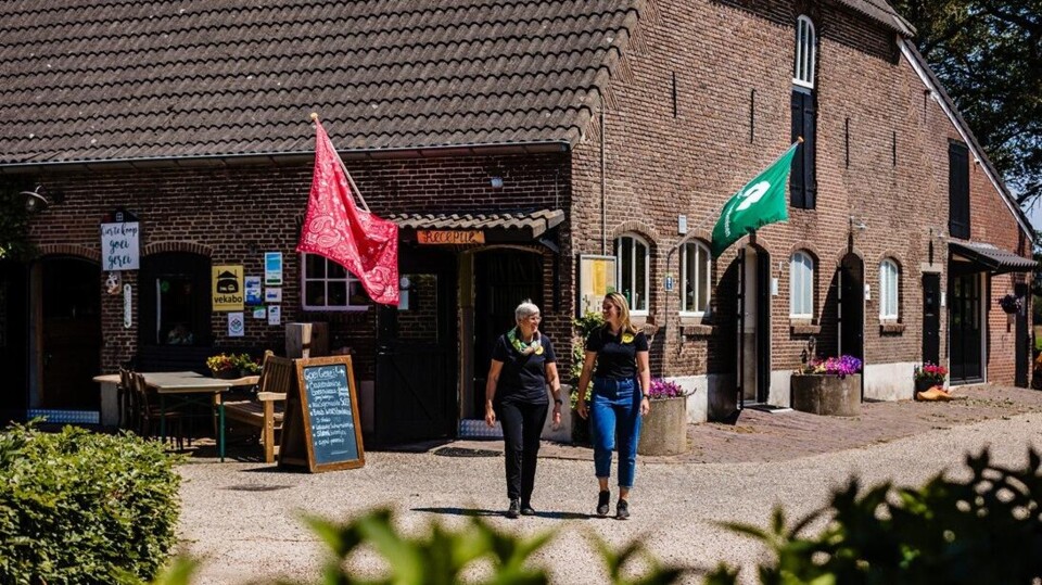 Tessa Hermanussen, eigenaar van landgoed De Barendonk, met haar moeder Liesbeth Hermanussen Thijssen (links).