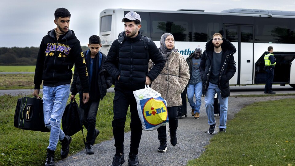 Asielzoekers komen aan bij Ter Apel