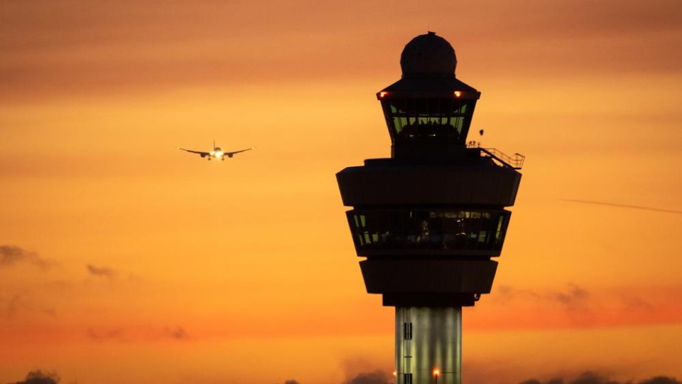 Schiphol bij zonsondergang