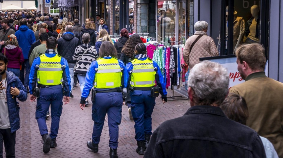 Handhavers op straat