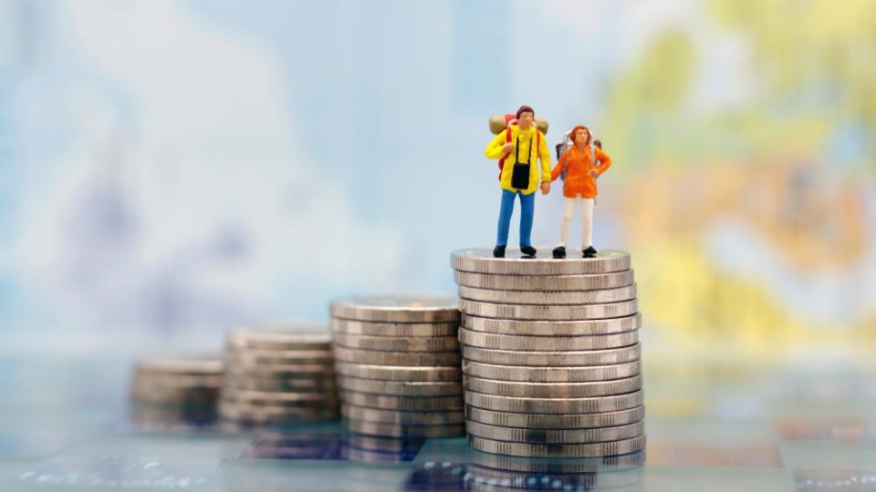 stapeltje munten met toeristen erop