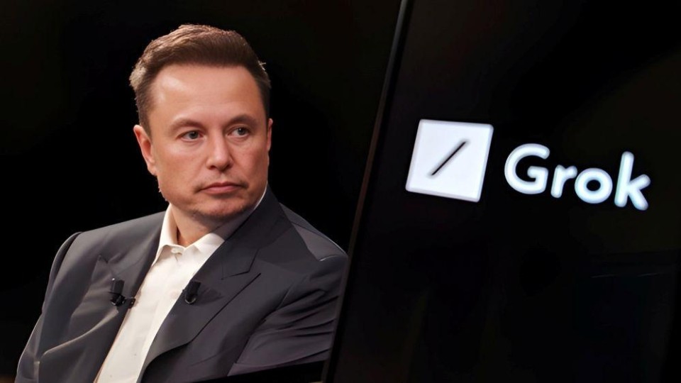 Elon Musk naast het logo van Grok