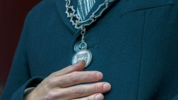 Burgemeester blijft zitten 