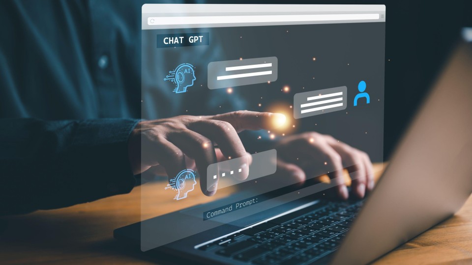 Mannenlichaam blauw overhemd voor computerscherm met ChatGPT