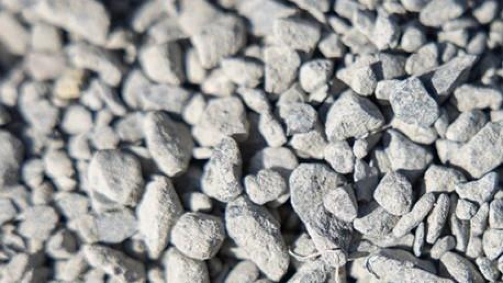 Kiezels die staalslak bevatten.