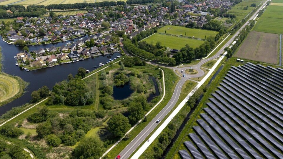 Het Friese dorp Oppenhuizen, met rechts het gelijknamige zonnepark.