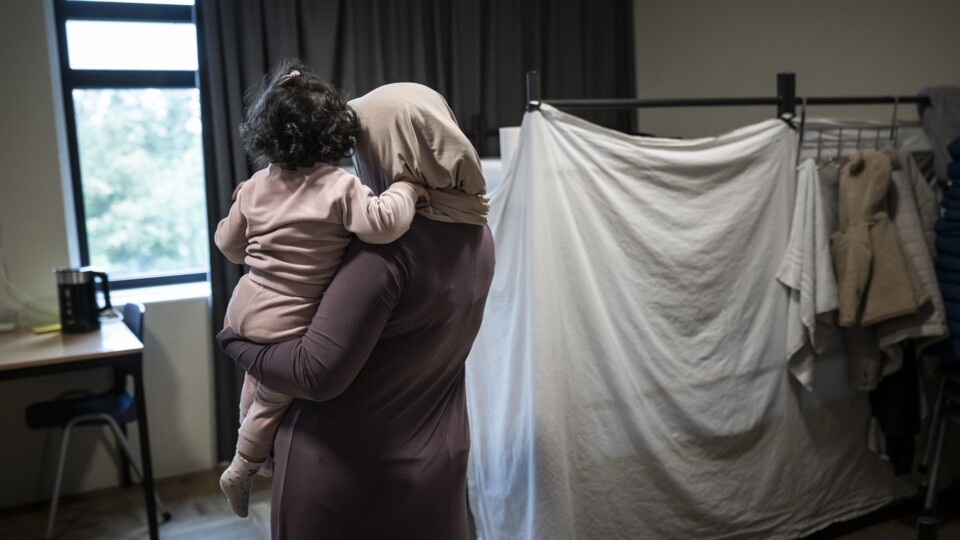 Een Syrische moeder met haar dochter op hun kamer van in de vluchtelingen noodopvanglocatie Eemsgolaan in Groningen.