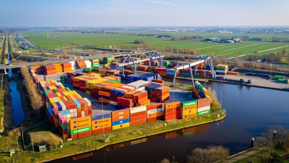 De containerterminal bij Alphen aan den Rijn, die gebruikt wordt door de binnenvaart.