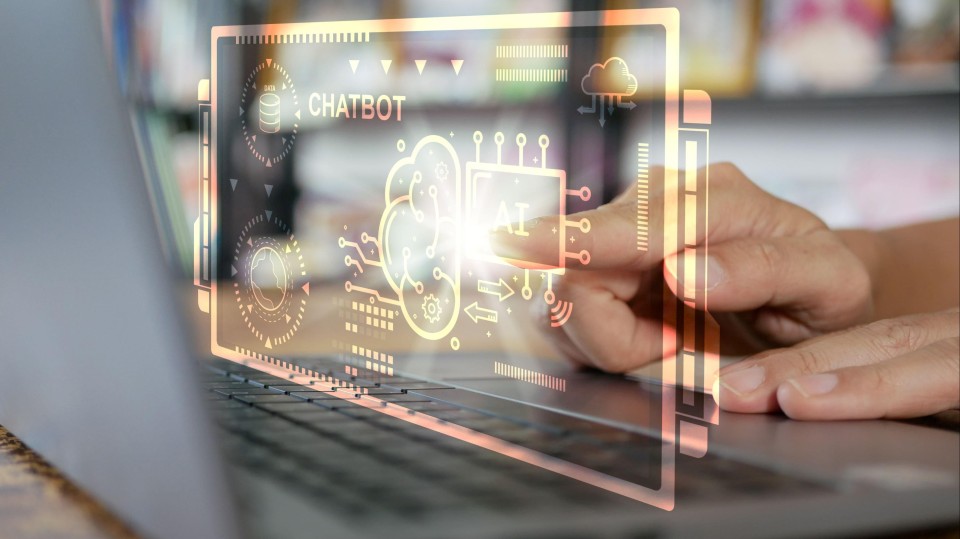 Laptop met een soort virtuele chatbot ervoor zwevend