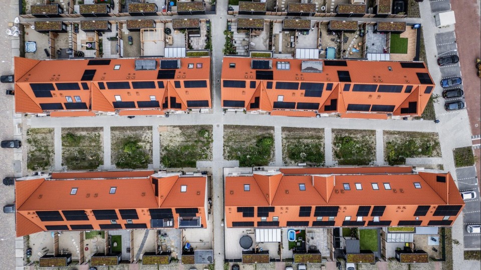 Een dronefoto van nieuwbouwhuizein in Poeldijk, Zuid-Holland.