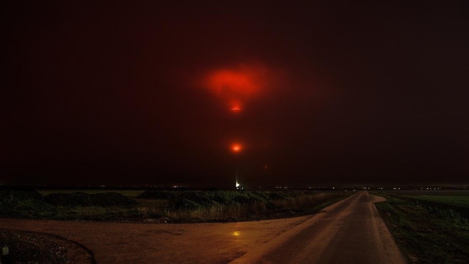 Het rode licht van een turbine in het Groningse windpark N33.