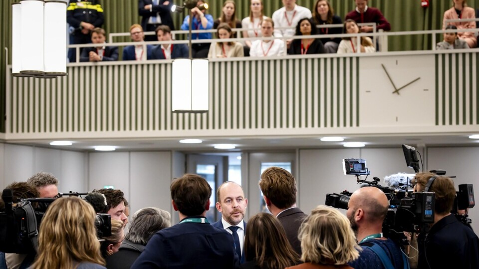 Asielminister Van den Brink staat de pers te woord na de stemming over de asielwetten en de novelle over strafbaarstelling van illegaliteit