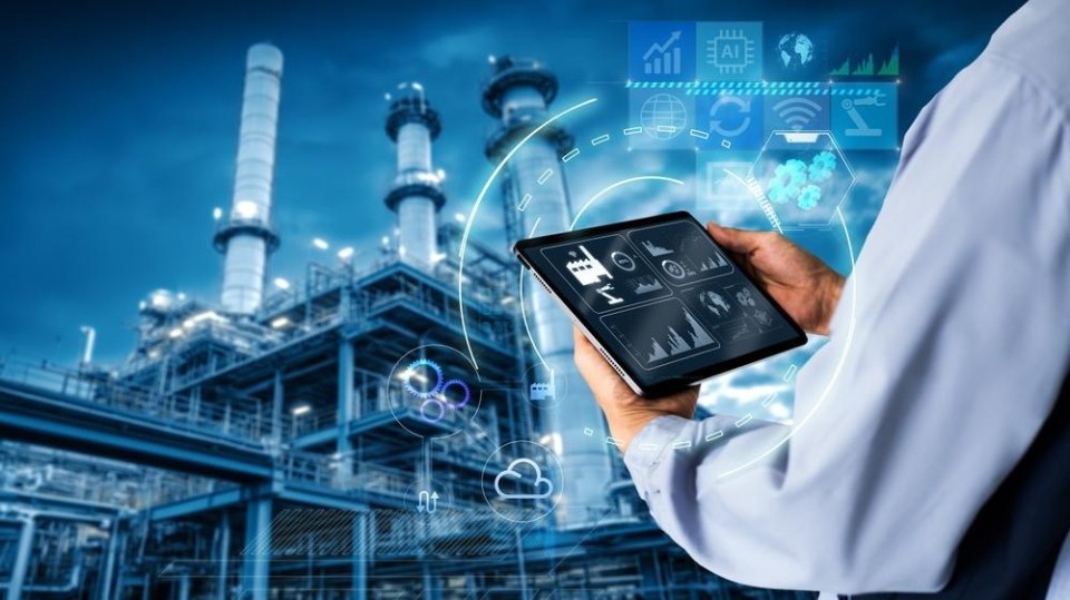 man houdt tablet vast met grafiekjes, staat voor fabriek