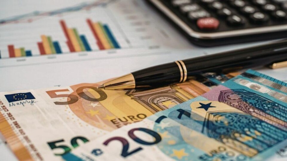 Twee eurobiljetten en een rekenmachine