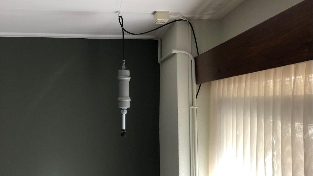 Een geluidsmeter binnenshuis in een woning in America.