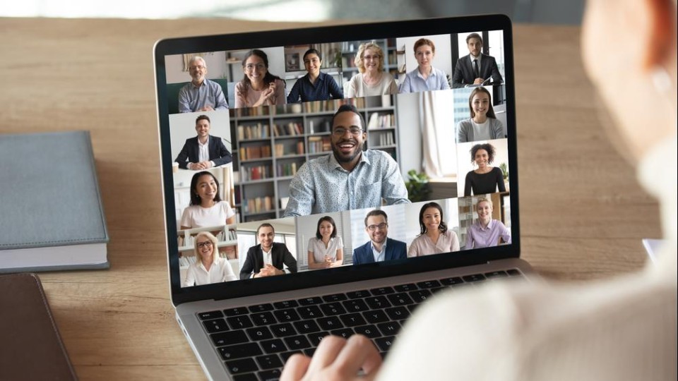 Mensen vergaderen via Teams op laptop