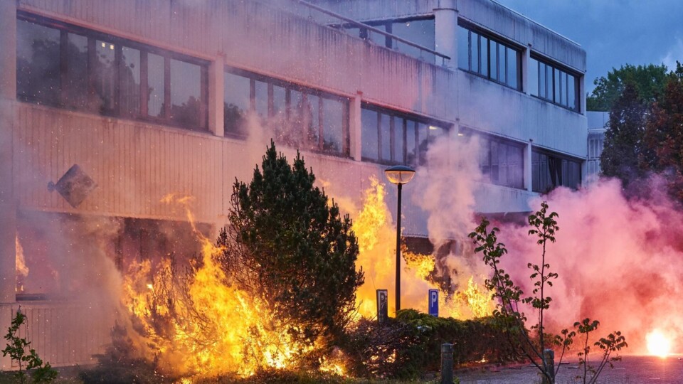 Brand door vuurwerk bij de opvanglocatie in Loosdrecht, waar 15 asielzoekers gehuisvest zijn.