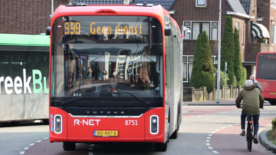 R-NET bus rijdt door Gouda