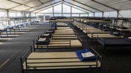 Gebrek aan AZC's: kabinet kiest voor dure noodopvang