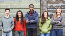 ‘Ambtenaren denken dat jongeren hen saai en oud vinden’