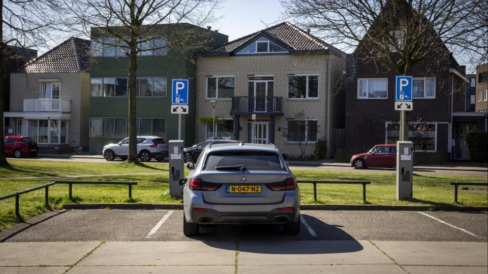 Laadpalen in de Enschedese woonwijk Roombeek.