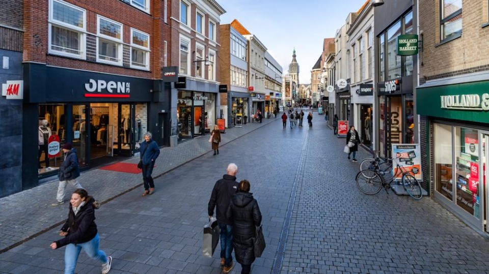 Beeld van winkelstraat