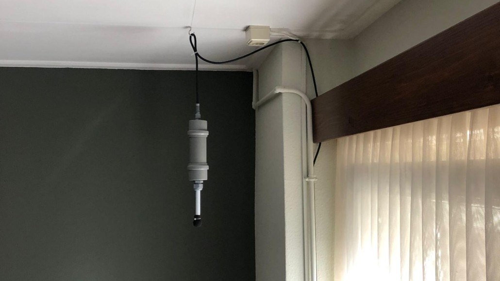 Een geluidsmeter binnenshuis in een woning in America.