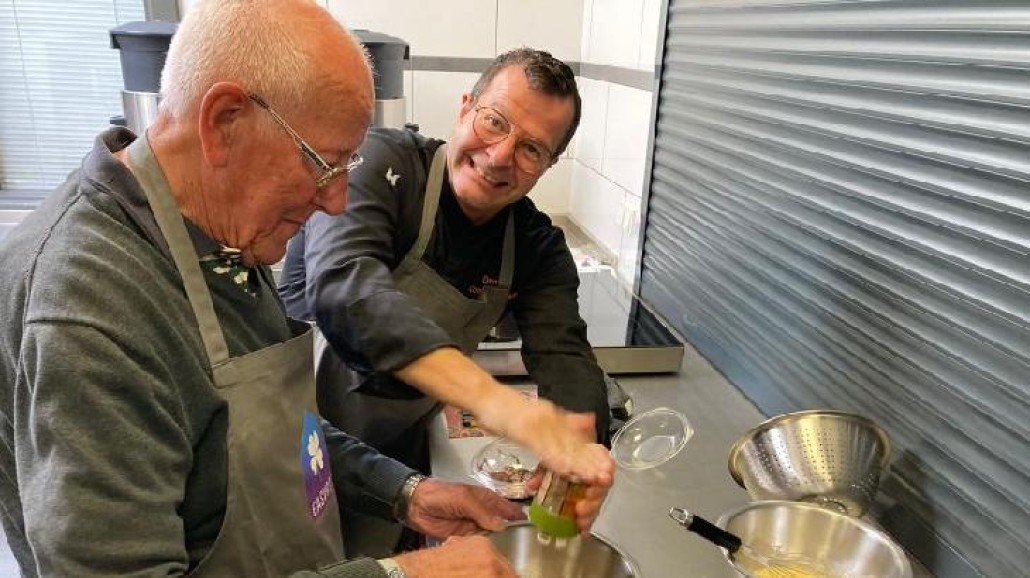 Dennis Nolle van Dennis Cooking Place samen met een bewoner
