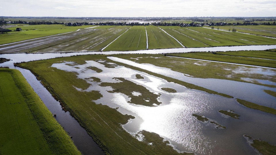 Een Noord-Hollands weiland, vlakbij het Markermeer, dat begin maart blank stond.