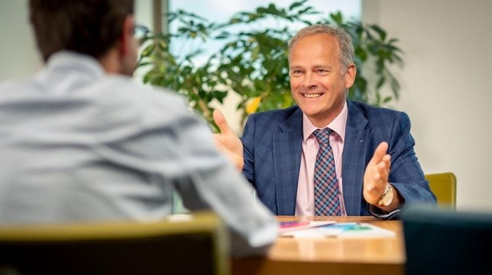 Zsolt Szabó tegenover onbekende man aan tafel