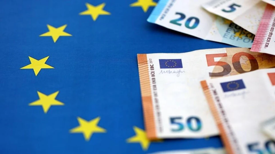 Eurobriefjes op een Europese vlag.