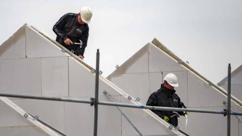 Bouwvakkers Amsterdam op een dak