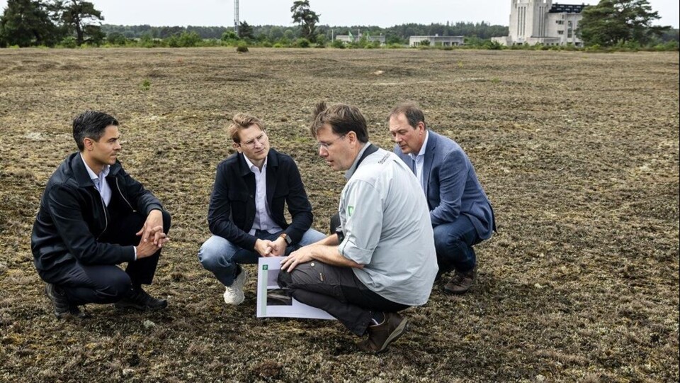 Premier Jetten en landbouwminister Van Essen deze week op werkbezoek bij Radio Kootwijk op de Veluwe.