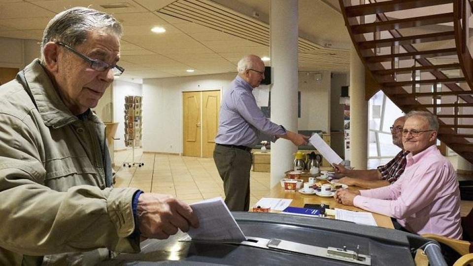 Man brengt stem uit