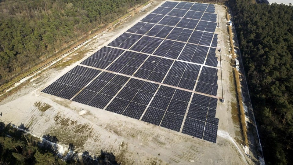 In het Gelderse Eerbeek is met ruim 230.000 ton aan staalslakken een stortbult afgedekt, zodat er zonnepanelen op konden komen.