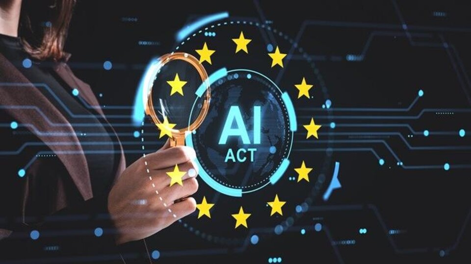 Persoon houdt vergrootglas omhoog naar letters 'AI Act'