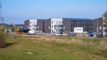 Duizenden arbeidsmigranten slapen op industrieterrein