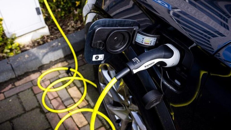 Een elektrische auto wordt opgeladen