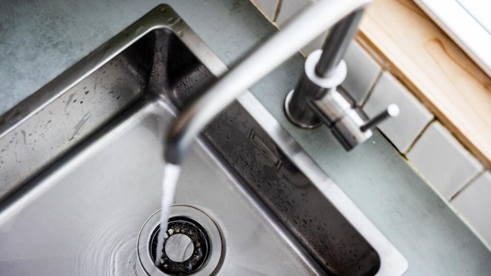 Uit een kraan stroomt water